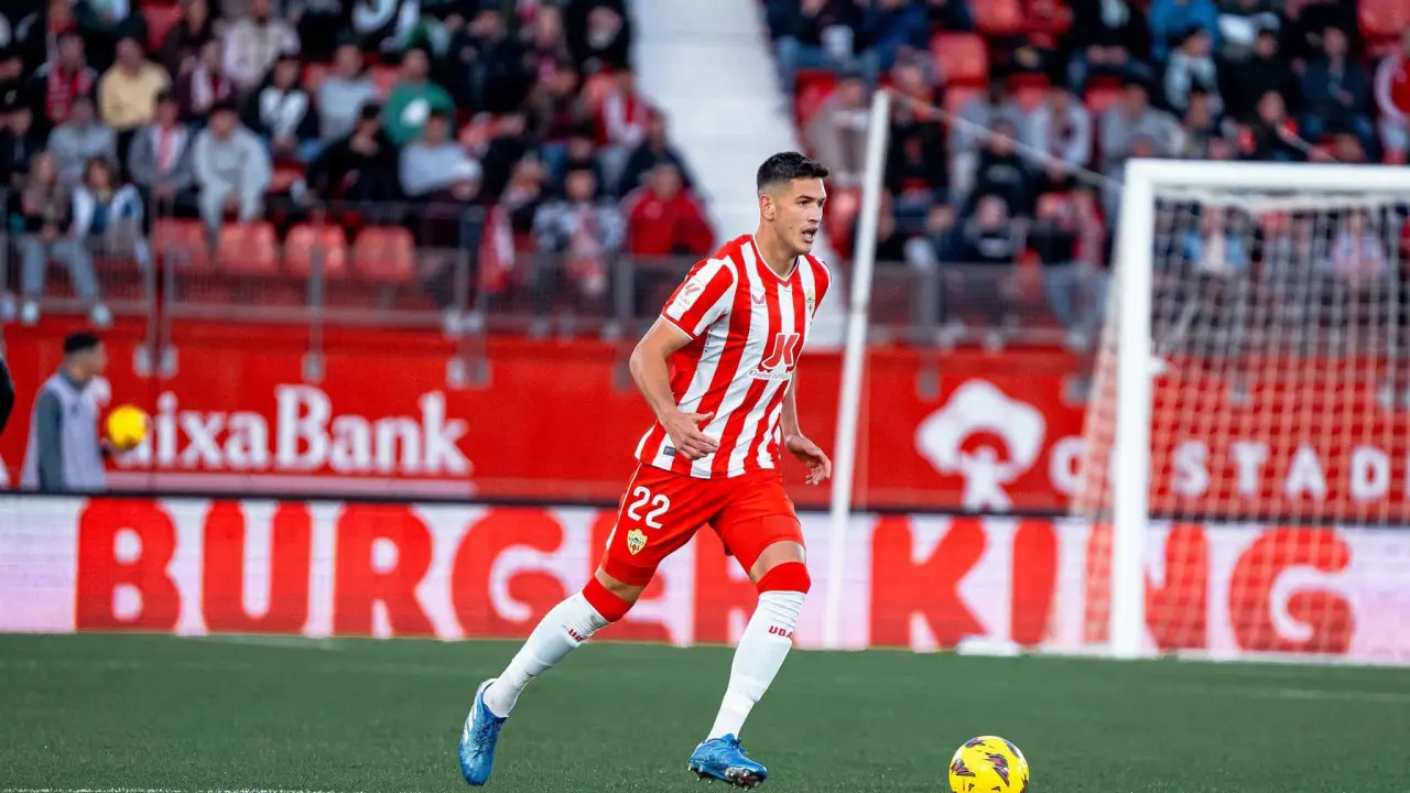 César Montes podría cambiar de aires esta temporada | Imagen: @CJasib