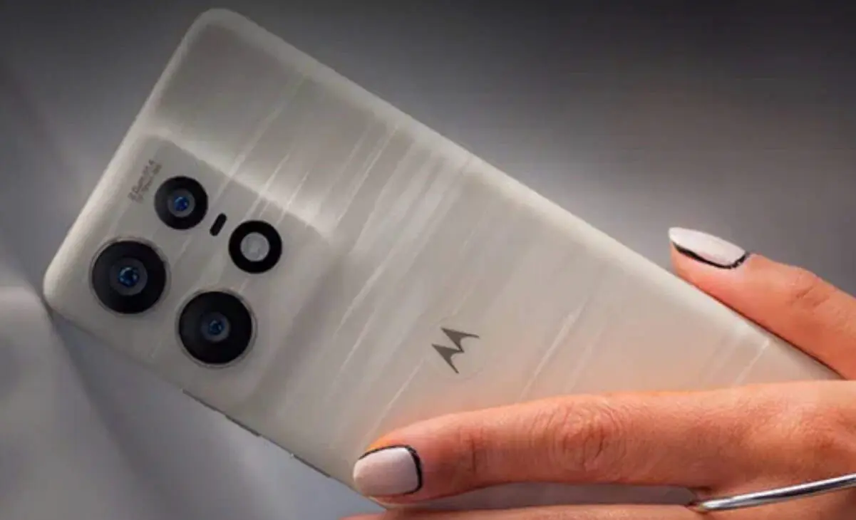 El Moto Edge 50 Pro cuenta con un diseño elegante de blanco con acabado similar al mármol. Foto: Motorola