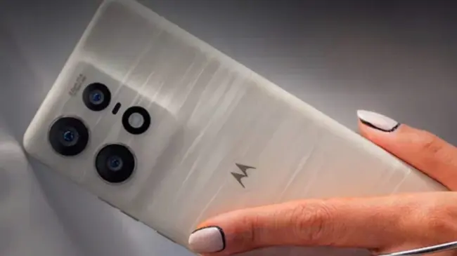 El Moto Edge 50 Pro cuenta con un diseño elegante de blanco con acabado similar al mármol. Foto: Motorola