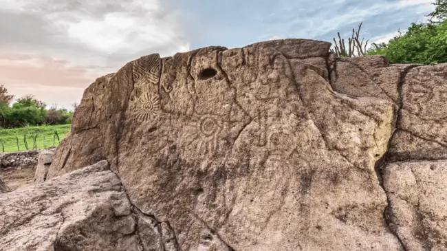 Sorpréndete con los petrograbados en el Cerro de la Máscara en el Pueblo Mágico El Fuerte, Sinaloa. Foto Sinaloa360