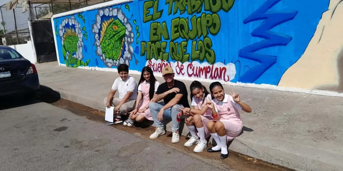 Estudiantes de la Secundaria Federal 5 de Culiacán pintan mural de paz