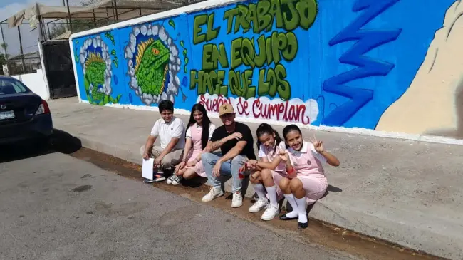 Estudiantes de la Secundaria Federal 5 de Culiacán pintan mural de paz