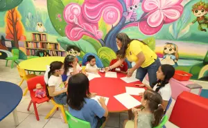 Niños disfrutan La hora del cuento en la biblioteca Rosa María Peraza, en Culiacán