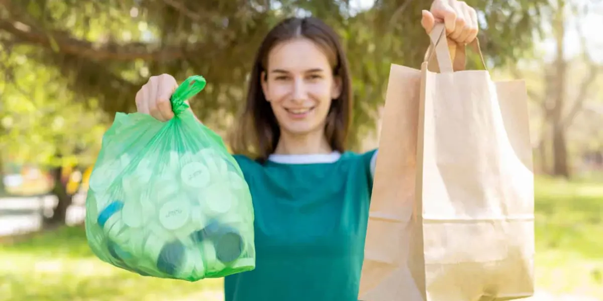 Bolsas de plástico y desechables. Foto Freepik