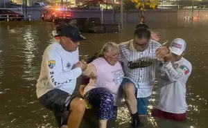 Protección Civil Mazatlán y  Servicios Públicos al 100; auxiliaron a personas afectadas por lluvias en el puerto