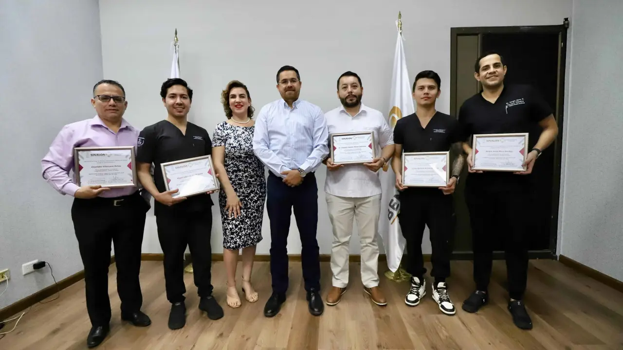 Reconocen a médicos cirujanos sinaloenses que realizaron cirugías mamaria.