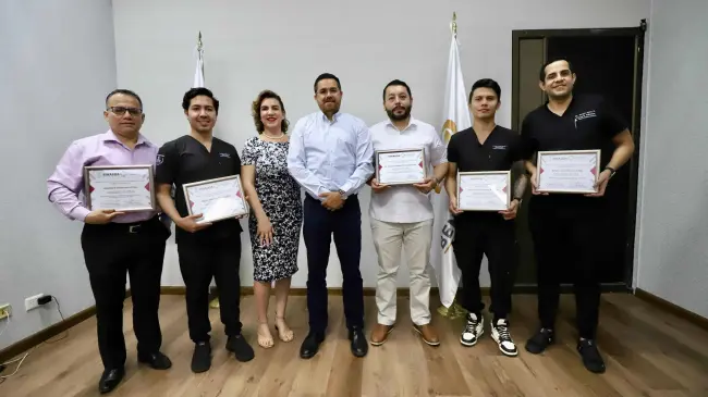 Reconocen a médicos cirujanos sinaloenses que realizaron cirugías mamaria.