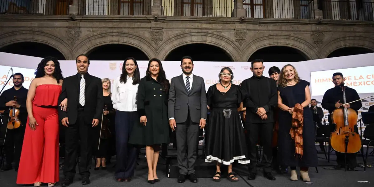 Autoridades presentes durante la presentación del himno nacional de la CDMX.