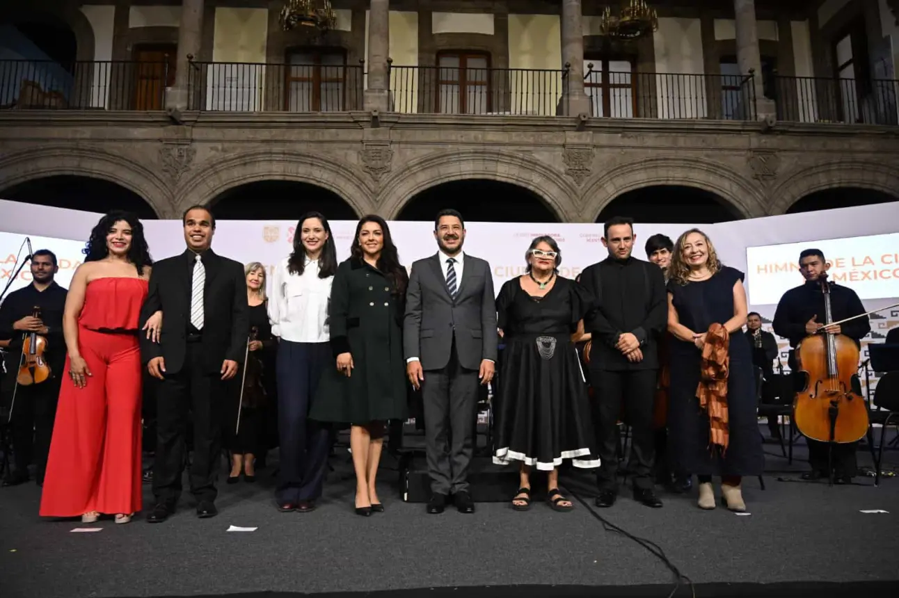 Autoridades presentes durante la presentación del himno nacional de la CDMX.