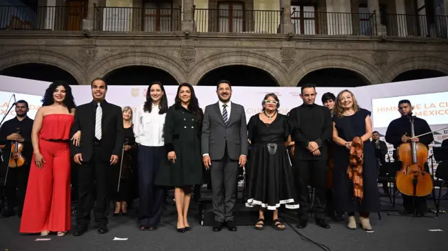Autoridades presentes durante la presentación del himno nacional de la CDMX.