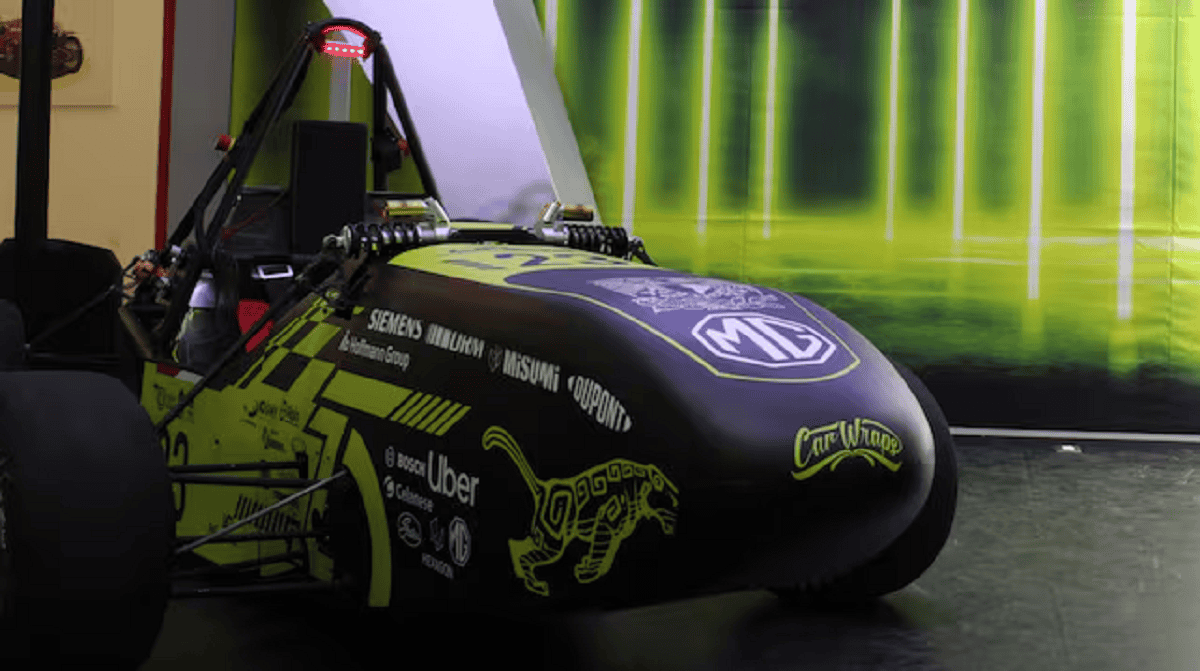 Alumnos de la UNAM crean auto de carreras eléctrico