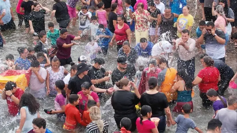 ¿Por qué se dice que el Día de San Juan llueve? Es costumbre en muchas comunidades celebrar el Día de San Juan en ríos o arroyos. Foto: Cortesía