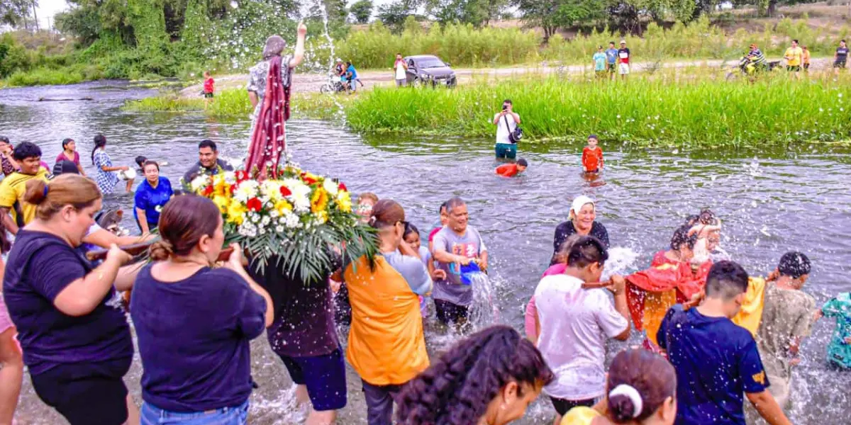 Día de San Juan. Bañan a San Juan en Villa Unión y piden para que llueva en Sinaloa .