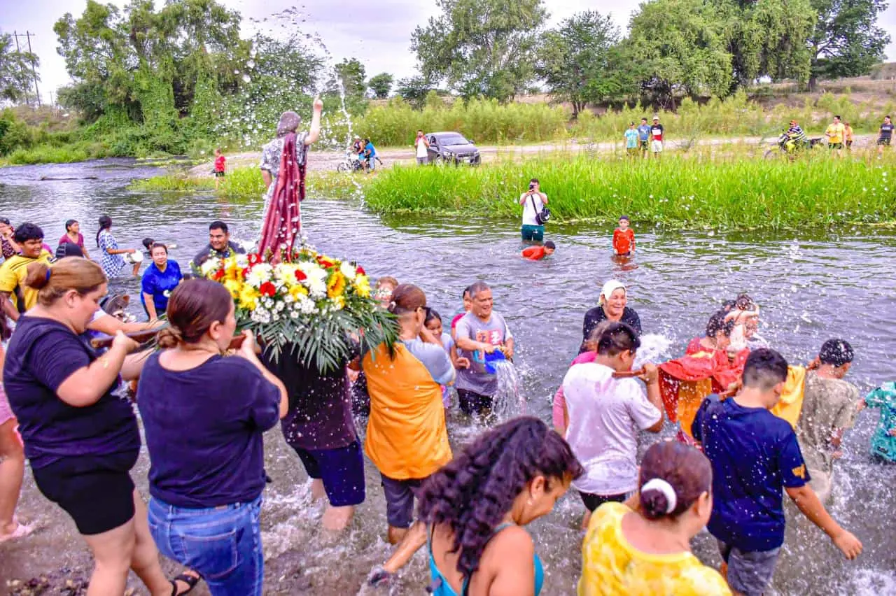 Día de San Juan. Bañan a San Juan en Villa Unión y piden para que llueva en Sinaloa .