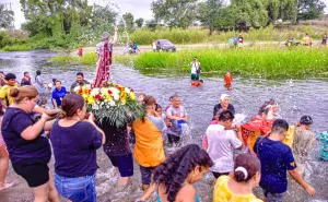 Día de San Juan. Bañan a San Juan en Villa Unión y piden para que llueva en Sinaloa