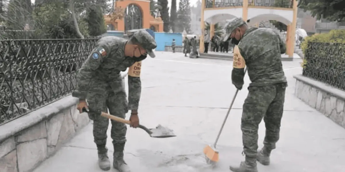 El Ejército mexicano está colaborando para retirar la ceniza que ha arrojado el volcán Popocatépetl. Foto: Cortesía