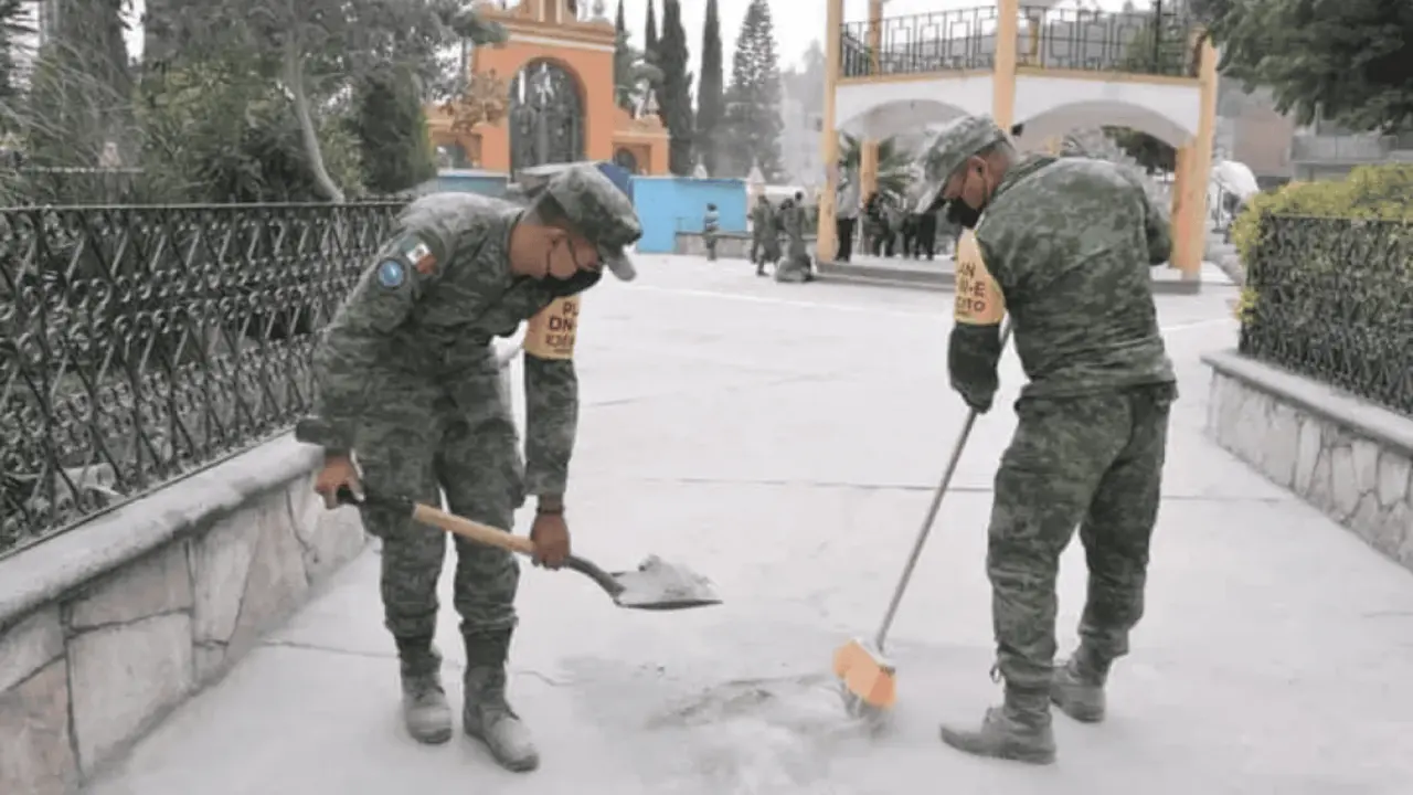 El Ejército mexicano está colaborando para retirar la ceniza que ha arrojado el volcán Popocatépetl. Foto: Cortesía