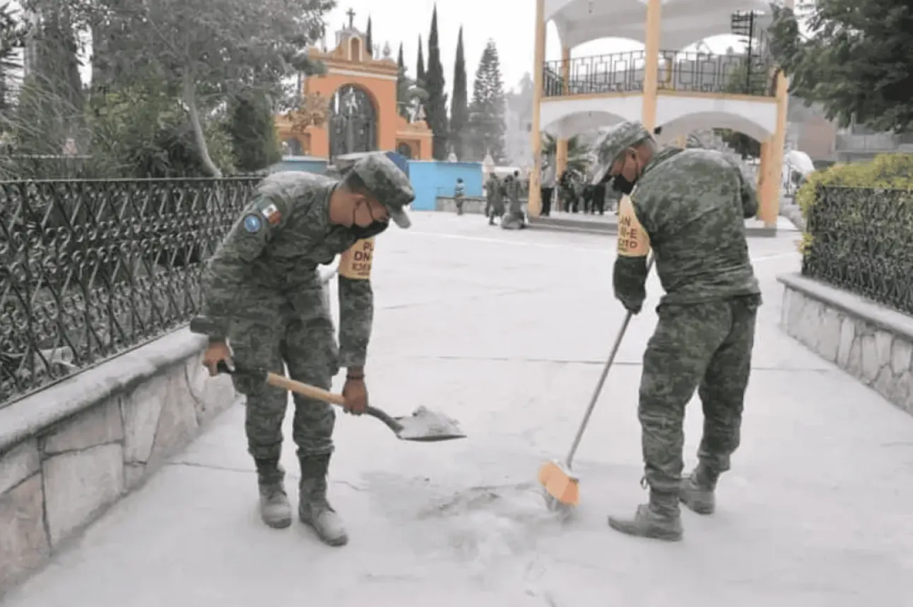 El Ejército mexicano está colaborando para retirar la ceniza que ha arrojado el volcán Popocatépetl. Foto: Cortesía