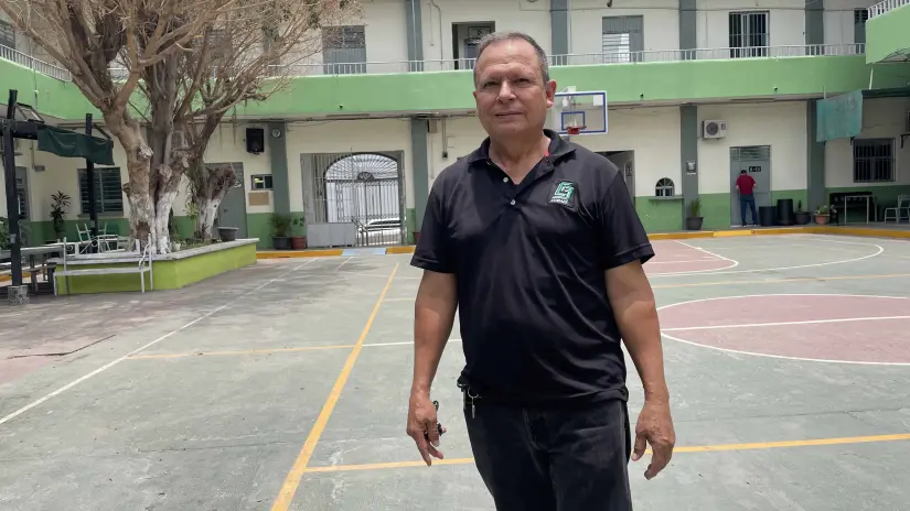 Julio Armando durante el día trabajaba como intendente y en la noche se dedicaba a estudiar en el COBAES 27.