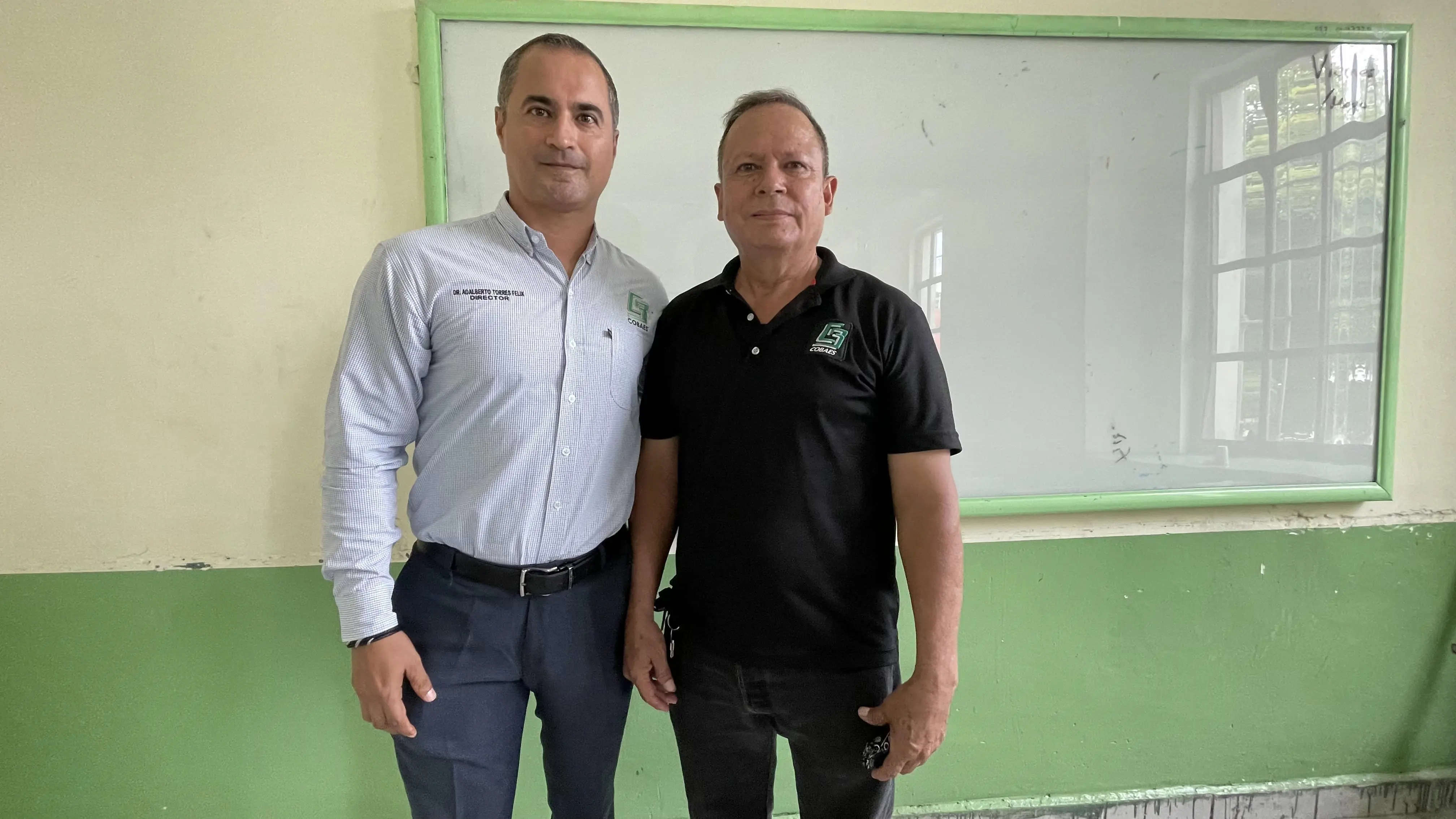 El estudiante con el director de COBAES 27, José Adalberto Torres.