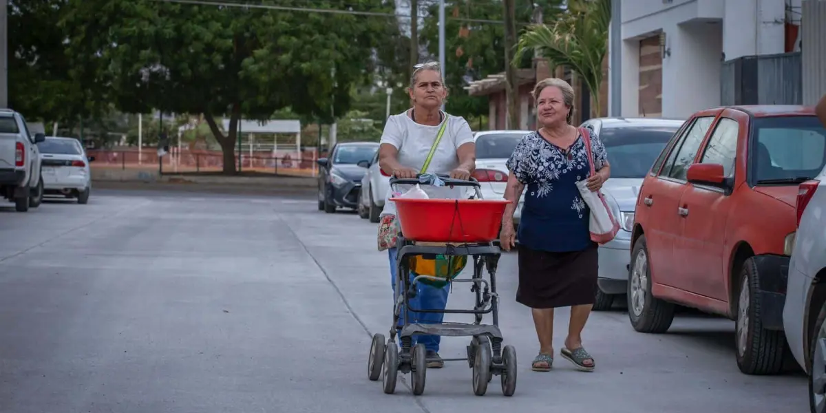 Vecinos están muy contentos con la pavimentación de la calle Mina de Bacubirito en la colonia Toledo Corro en la capital sinaloense.