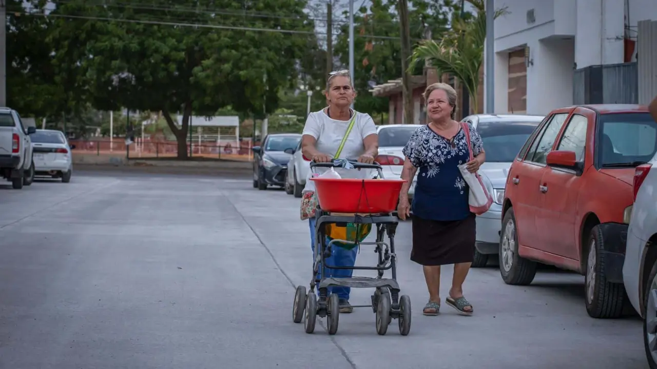 Vecinos están muy contentos con la pavimentación de la calle Mina de Bacubirito en la colonia Toledo Corro en la capital sinaloense.