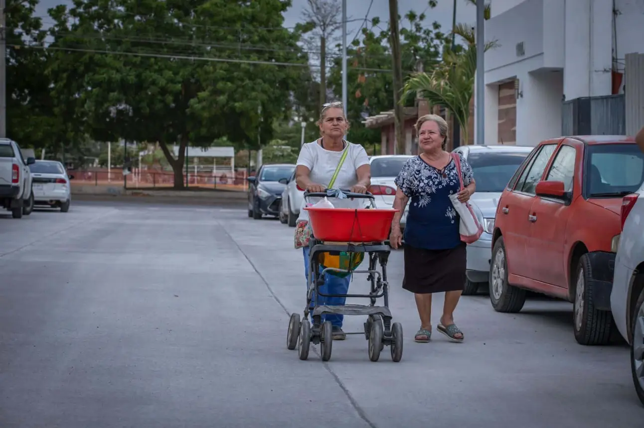 Vecinos están muy contentos con la pavimentación de la calle Mina de Bacubirito en la colonia Toledo Corro en la capital sinaloense.