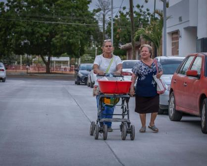 Vecinos de la Toledo Corro en Culiacán celebran la pavimentación de la calle Mina de Bacubirito