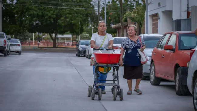 Vecinos están muy contentos con la pavimentación de la calle Mina de Bacubirito en la colonia Toledo Corro en la capital sinaloense.