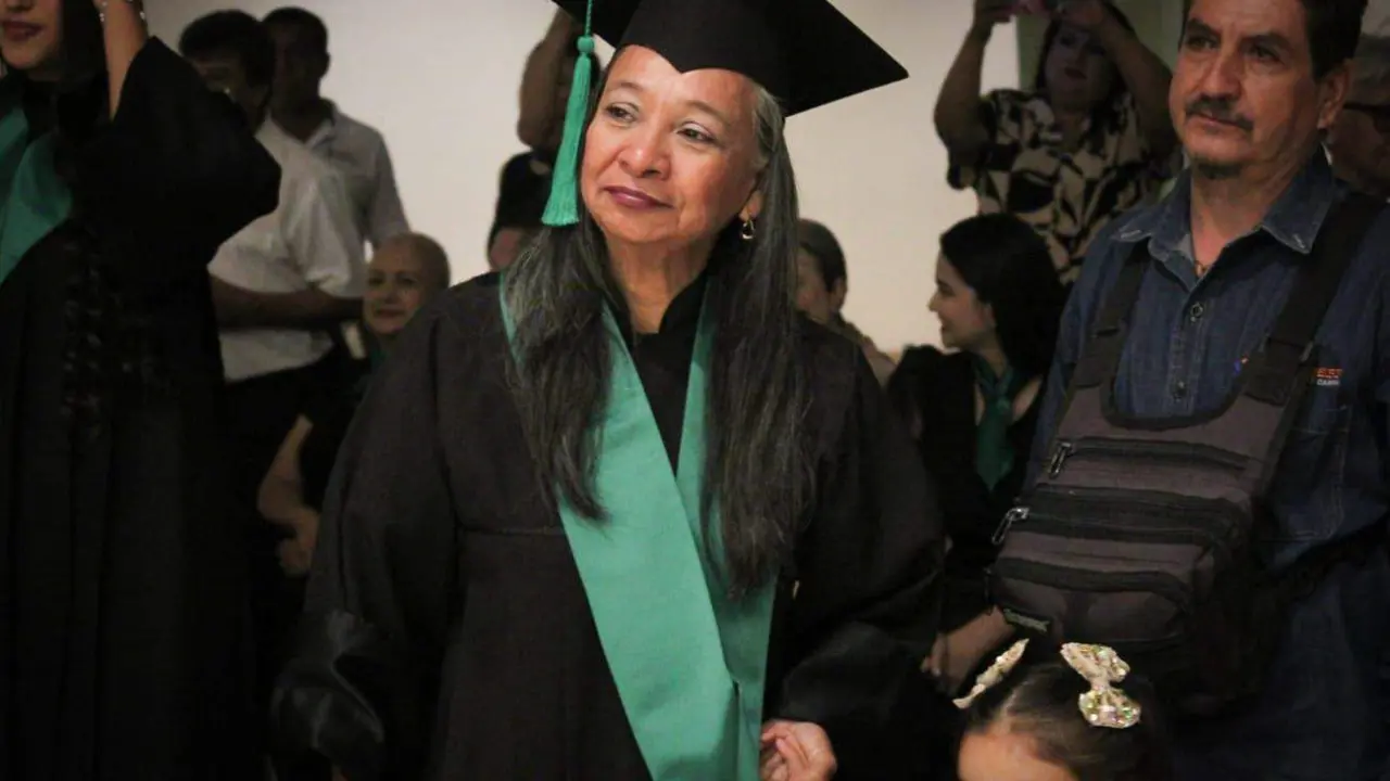 ¡Nunca es tarde para estudiar! Ruth, una culichi de 56 años, se gradúa de Cobaes.