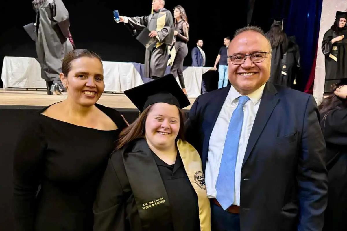 Ana Victoria junto a sus padres, orgullosos del logro de su hija. Foto: Cortesía