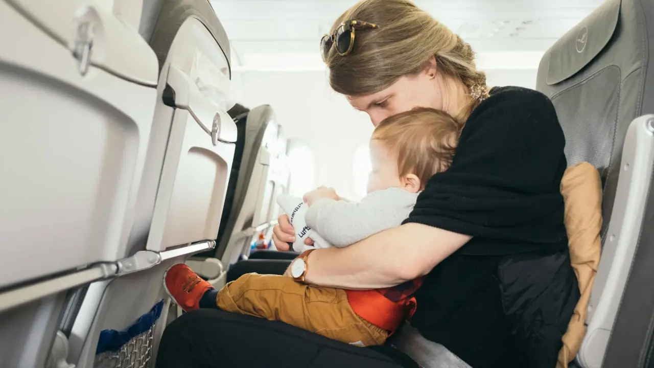 Viaja de manera cómoda adquiriendo el combo bebé que ofrece Volaris. Foto: Unsplash
