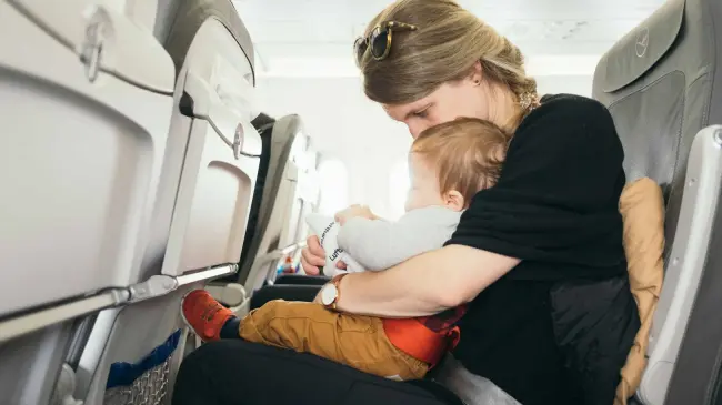 Viaja de manera cómoda adquiriendo el combo bebé que ofrece Volaris. Foto: Unsplash