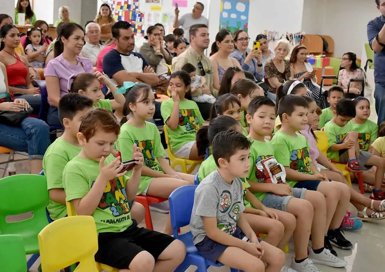 Niños y niñas en cursos de verano.