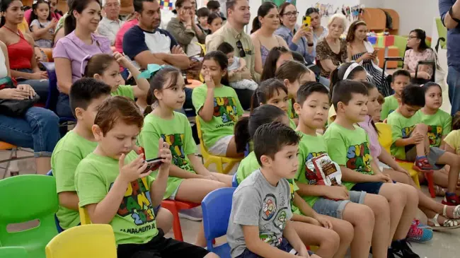 Niños y niñas en cursos de verano.