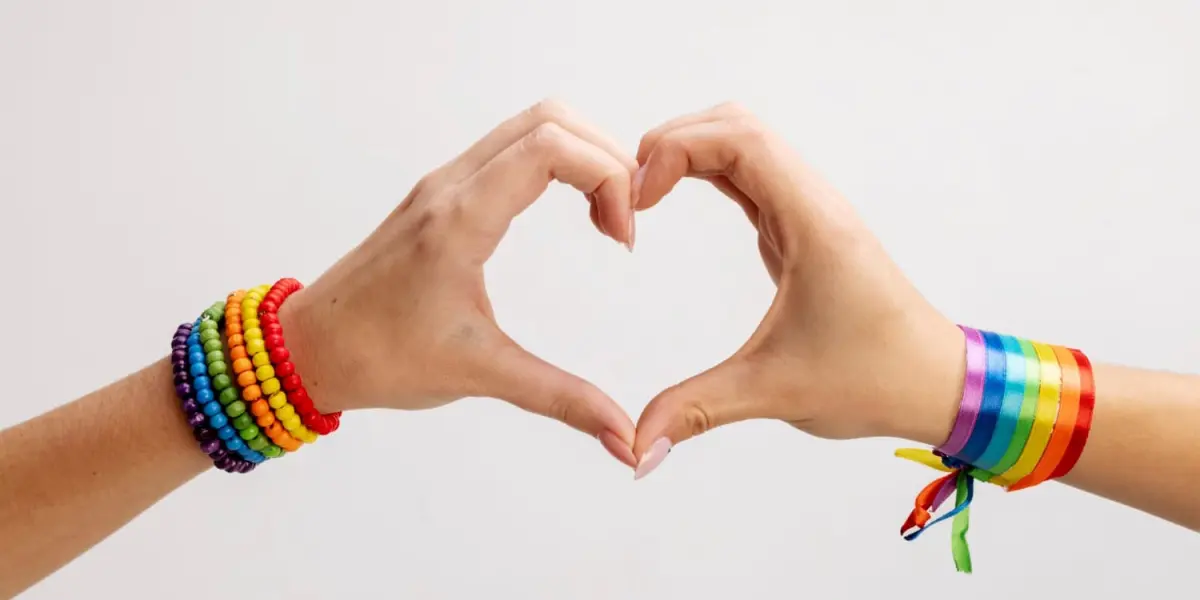 Frases y mensajes para poner en redes sociales o dedicar en este Día del Orgullo LGBT. Foto: Freepik