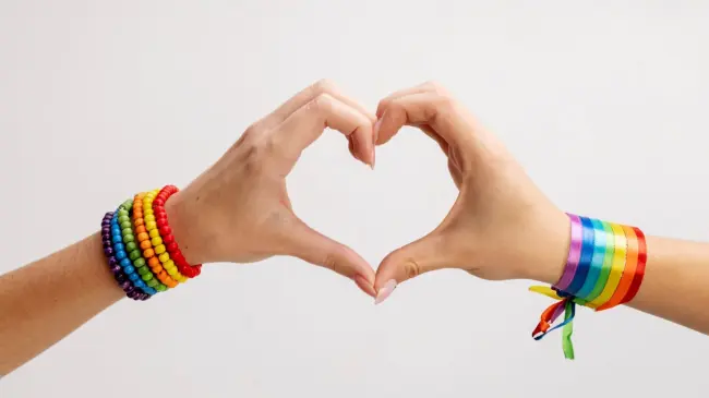 Frases y mensajes para poner en redes sociales o dedicar en este Día del Orgullo LGBT. Foto: Freepik