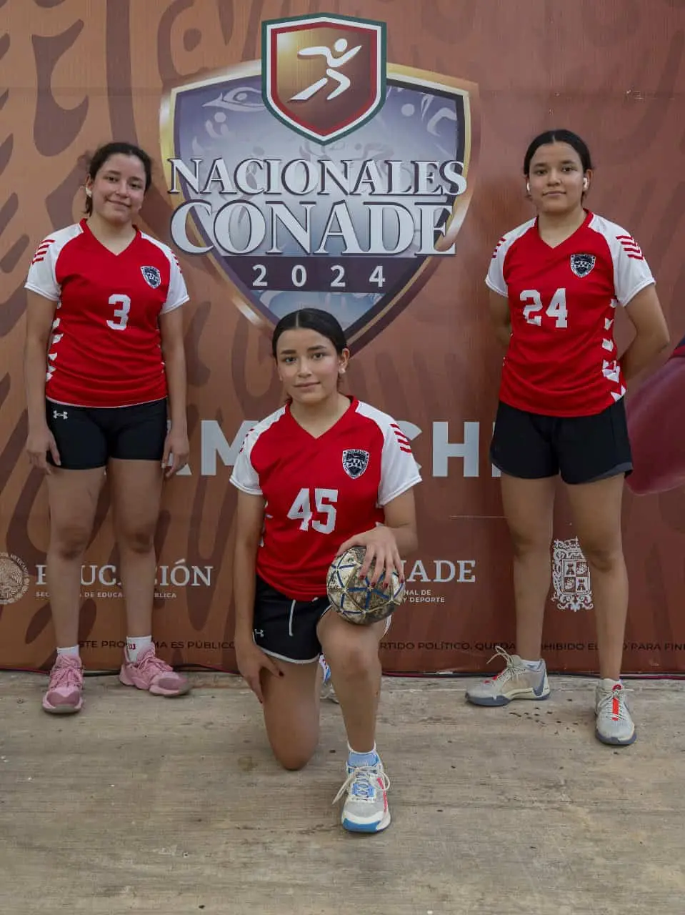 Las tres hermanas se destacan en el handball.