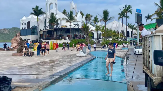 Limpian el malecón de Mazatlán.