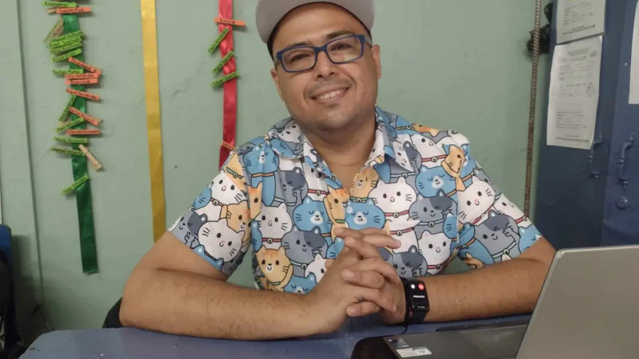 El maestro Benkis Chávez Barraza es un ejemplo de dedicación y pasión por la enseñanza.