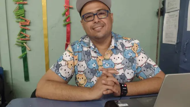 El maestro Benkis Chávez Barraza es un ejemplo de dedicación y pasión por la enseñanza.