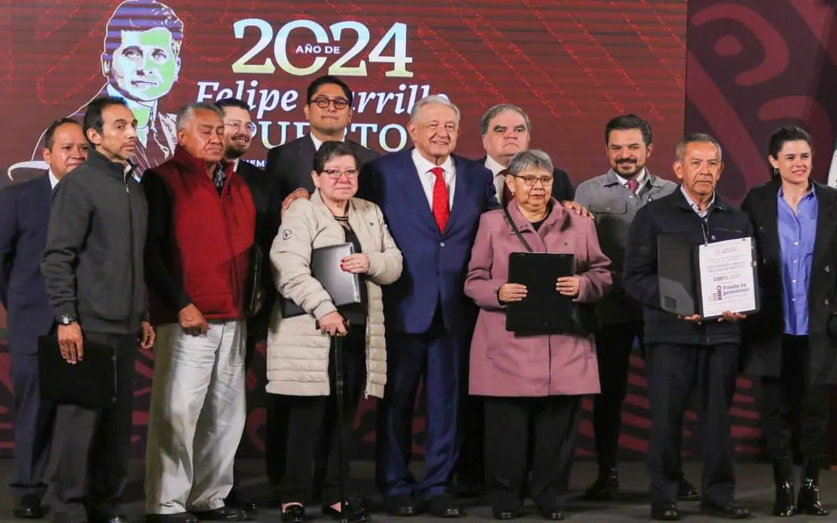 López Obrador entrega a jubilados los primeros complementos. Foto: Captura de pantalla