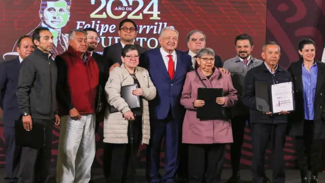 López Obrador entrega a jubilados los primeros complementos. Foto: Captura de pantalla