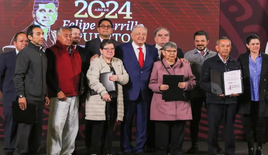 López Obrador entrega a jubilados los primeros complementos. Foto: Captura de pantalla