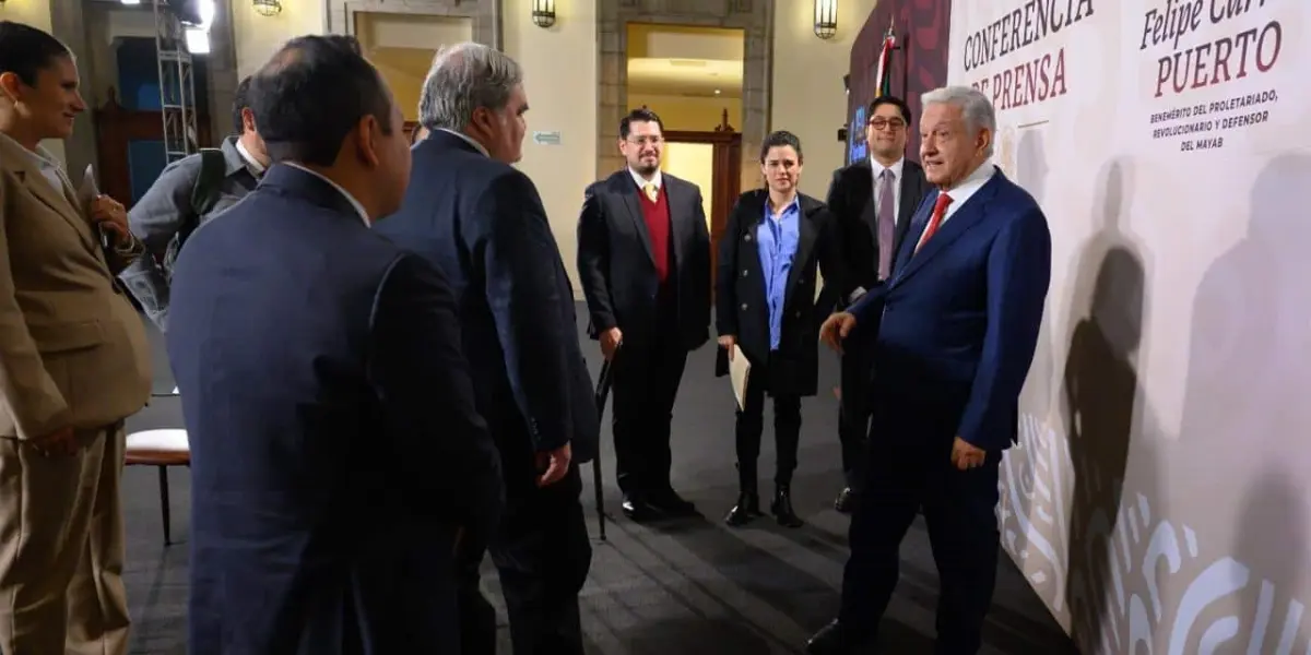 AMLO con algunos funcionarios desde palacio de gobierno al terminar la mañanera de este lunes.