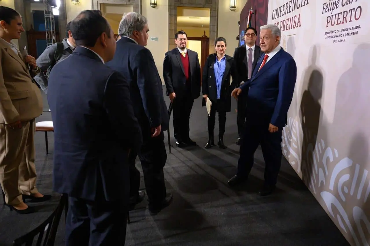 AMLO con algunos funcionarios desde palacio de gobierno al terminar la mañanera de este lunes.