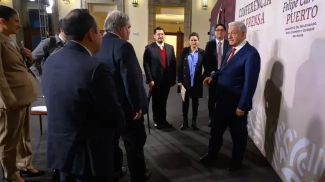 AMLO con algunos funcionarios desde palacio de gobierno al terminar la mañanera de este lunes.