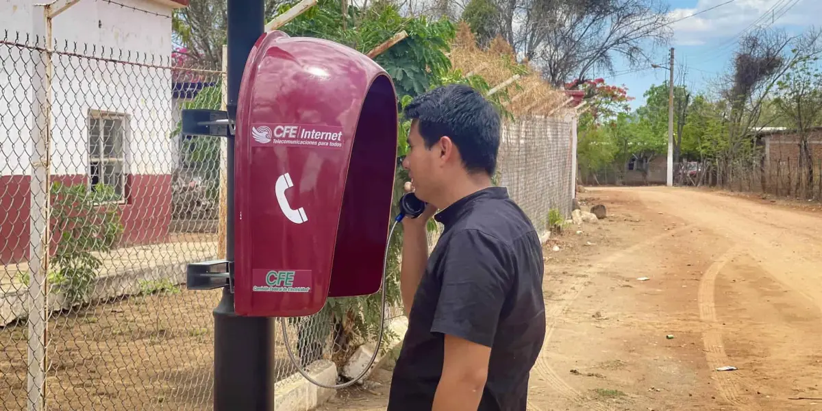 Las cabinas telefónicas son gratis y pueden ser usadas por cualquier habitante de El Fuerte. Foto: Cortesía