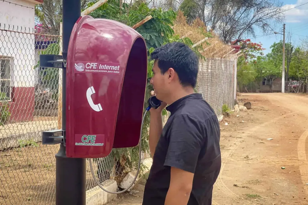 Las cabinas telefónicas son gratis y pueden ser usadas por cualquier habitante de El Fuerte. Foto: Cortesía