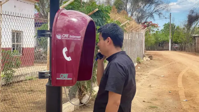 Las cabinas telefónicas son gratis y pueden ser usadas por cualquier habitante de El Fuerte. Foto: Cortesía